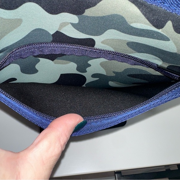 Haute Shore Neoprene Camo Crossbody Bag Blue White Stripe Strap - Picture 4 of 12